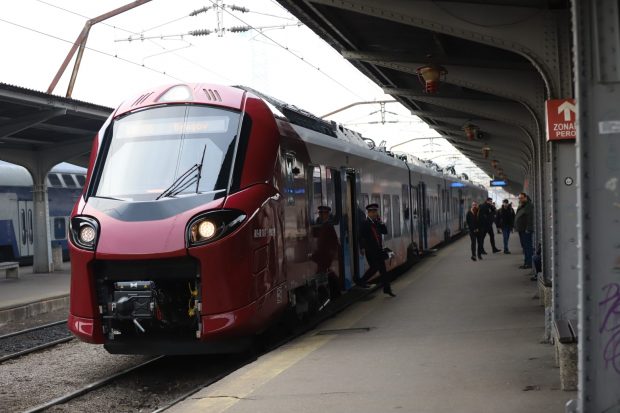 Imagini cu primul tren cumpărat de CFR în ultimii 20 de ani, la plecarea din Gara de Nord spre Brașov | VIDEO