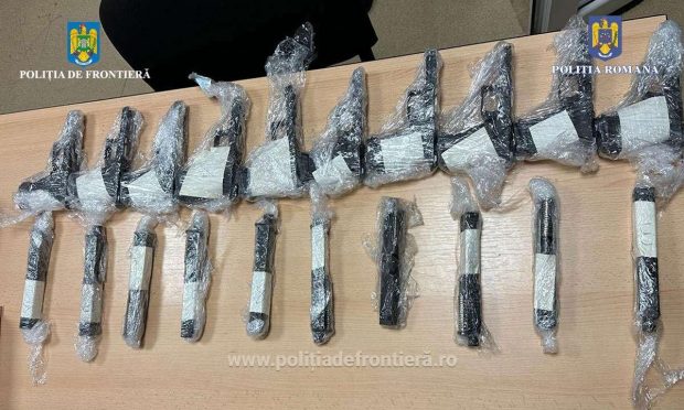 Șofer de TIR, prins cu 10 pistoale în patul din cabină, la intrarea în România prin vama Calafat
