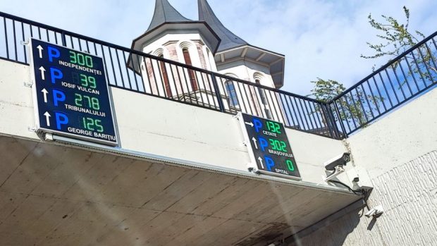 În Oradea s-au montat indicatoare cu LED care afișează numărul locurilor de parcare vacante, în timp real