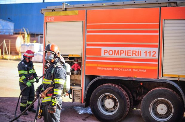 Trafic blocat între Galați și Tecuci după ce un ansamblu rutier s-a răsturnat. Pe șosea sunt scurgeri de combustibil
