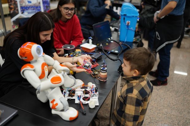 La Ploiești se defășoară cel mai mare festival de robotică din România