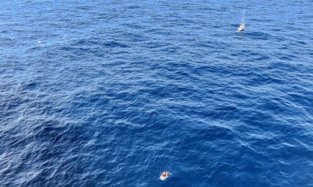 Comandantul român al unei nave liberiene a salvat cinci oameni de pe un iaht care plutea în derivă în Marea Mediterană