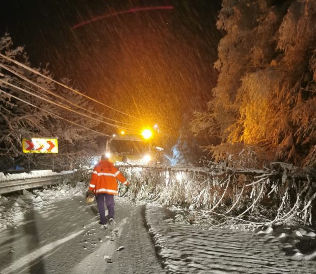 Lapoviță și ninsoare în mai multe zone din țară. Nu sunt restricții de trafic din cauza condițiilor meteo