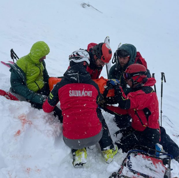 Două persoane, surprinse de o avalanşă puternică în zona Bâlea Lac. Femeia a fost îngropată  în zăpadă