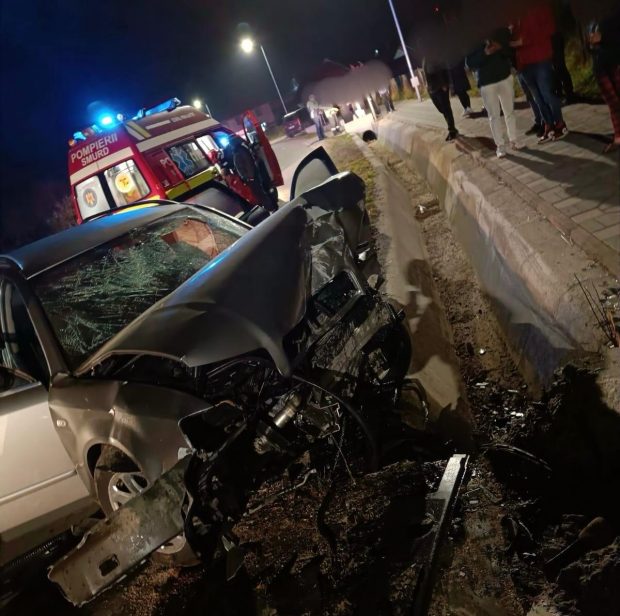 Patru copii și doi adulți, răniți într-un accident la Suceava. Mașina în care se aflau s-a izbit de un cap de pod I VIDEO