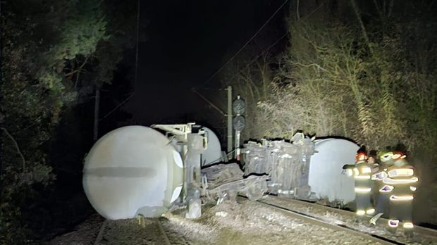 Un tren care transporta benzină a deraiat în Mehedinți. Două vagoane s-au răsturnat necesitând intervenția pompierilor | VIDEO