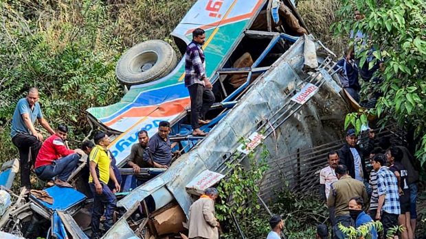 Cel puțin 36 de oameni au murit în India, după ce un autobuz a căzut într-un defileu