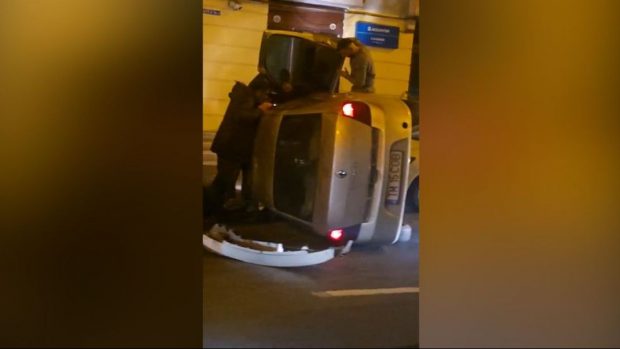 Un șofer din Timișoara s-a răsturnat cu mașina, după ce a lovit alte două autoturisme, apoi a ajuns pe contrasens | Video