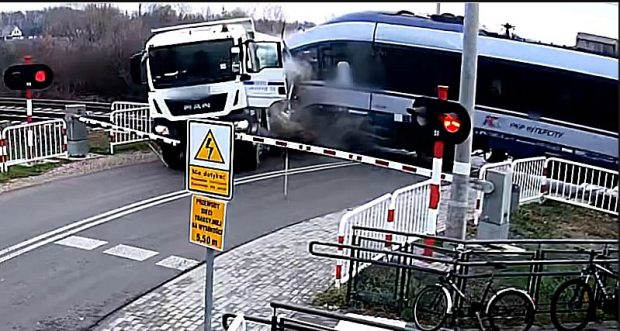 Momentul în care un tren Intercity spulberă un camion care a forțat bariera, în Polonia. 4 călători și șoferul au fost răniți ușor