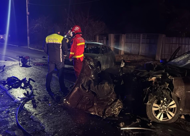 Doi tineri au murit carbonizaţi, iar alţi trei au fost răniţi într-un teribil accident în Vrancea, provocat de viteza excesivă