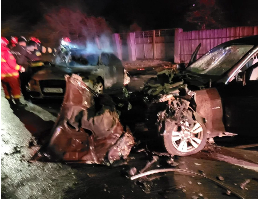 După coliziune, una dintre mașini a luat foc