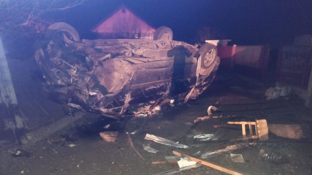 O maşină s-a răsturnat în Vaslui şi a rupt două racorduri de gaze. Şoferul şi pasagerii nu au fost găsiți