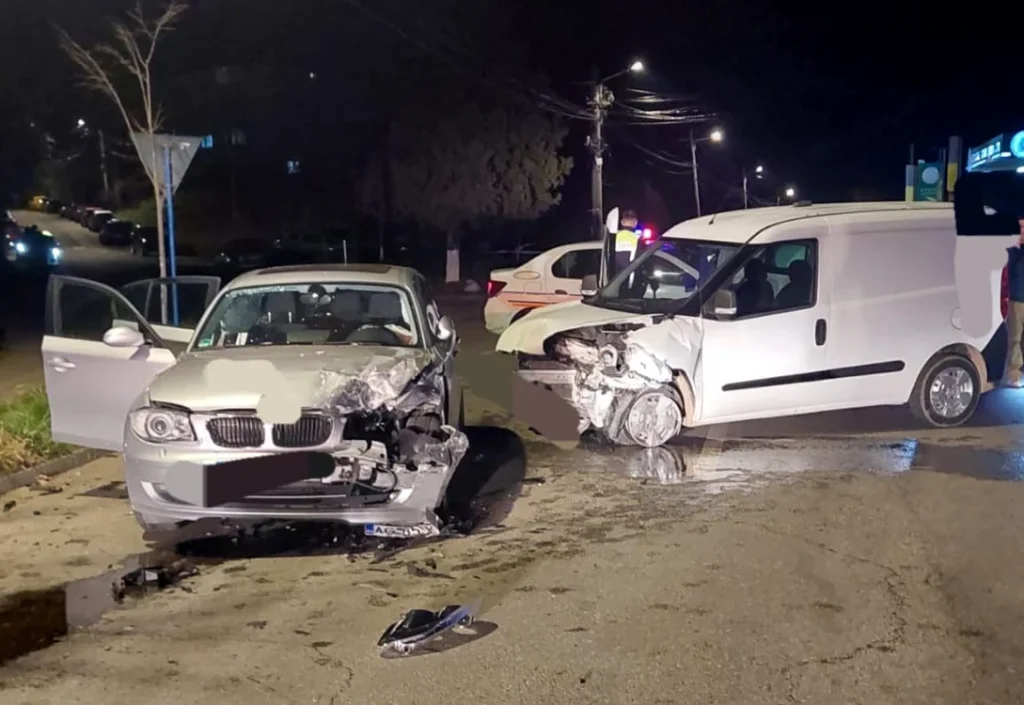 Accidentul rutier spre care se îndrepta autospeciala de Poliție în momentul în care a fost acroșată. Foto: IPJ Argeș