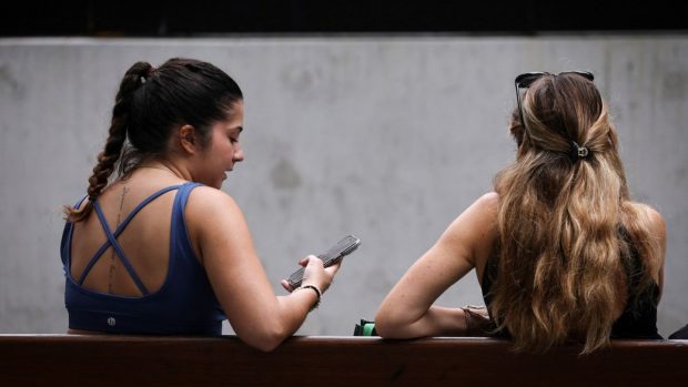 Australia interzice rețelele sociale adolescenților care nu au împlinit 16 ani