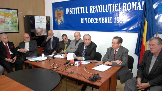 Cadoul Înaltei Curți pentru impostorii din decembrie 1989: Judecătorii îi ajută pe Ion Iliescu și pe oamenii săi să-și păstreze certificatele de revoluționari