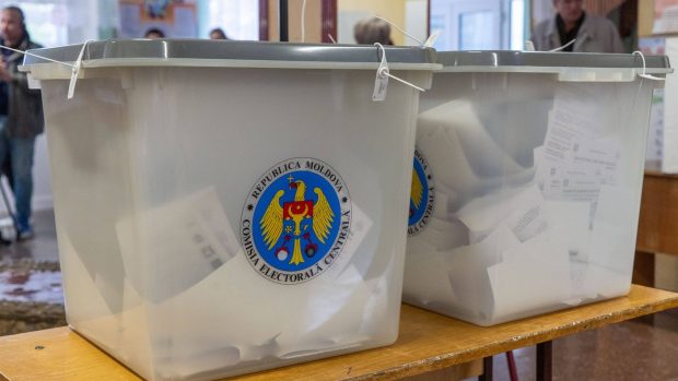 Jurnaliști și oameni simpli din Republica Moldova, amenințați cu moartea înainte de turul doi al alegerilor prezidențiale: „Știm unde locuiești, te putem ucide”