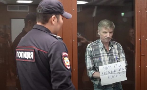 Un politician rus care a cerut pace în Ucraina a primit o nouă pedeapsă cu închisoarea pentru „justificarea terorismului”