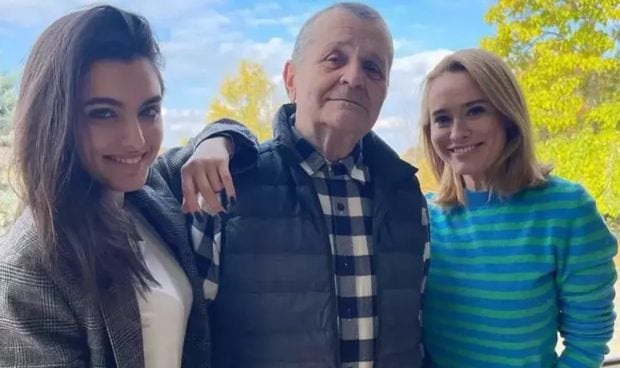 Cum a apărut Andreea Esca pe podiumul de modă alături de tatăl ei, care are 86 de ani. Au defilat în hainele create de Alexia Eram