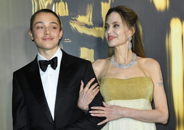 Angelina Jolie, apariție rară alături de fiul Knox. În vârstă de 16 ani, adolescentul seamănă izbitor cu Brad Pitt, tatăl său