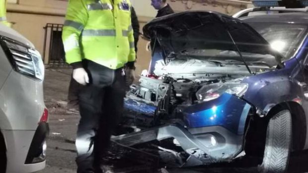 Un om al străzii din Arad a furat o mașină a Poliției Locale cu girofarul pornit și agenții lângă ea și a lovit apoi mai multe mașini parcate