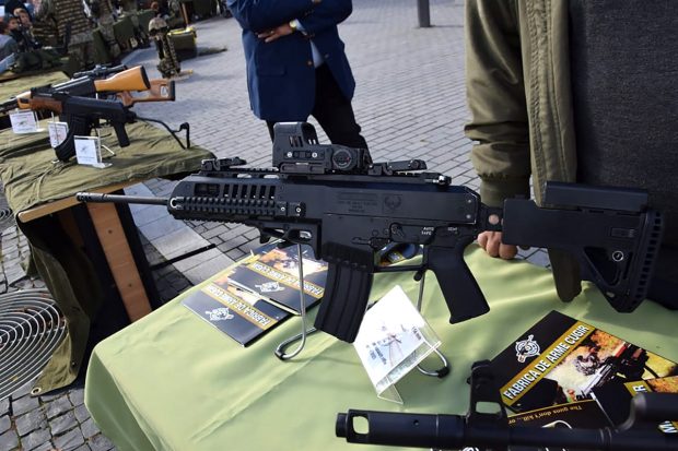 Uzina Mecanică Cugir va produce 6.000 de pistoale și arme de asalt la standarde NATO. Detaliile parteneriatului cu italienii de la Beretta