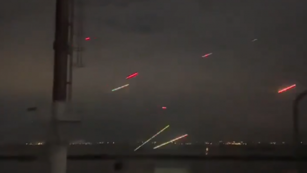 Momentul în care cerul de deasupra orașului Odesa este luminat de antiaeriana ucraineană în timpul unui atac cu drone kamikaze