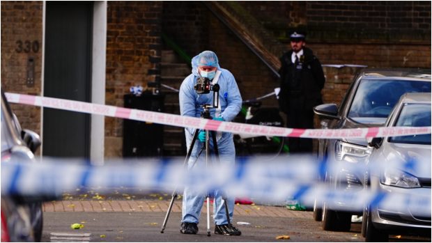Atac armat în Londra. O fetiță de 8 ani și tatăl ei au fost grav răniți, după ce un tânăr a tras focuri de armă din mașină