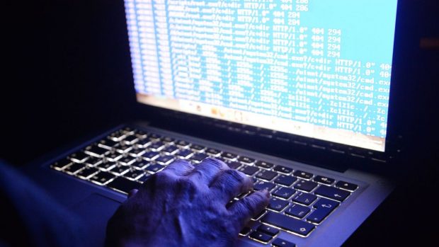 Rusia este pregătită să lovească Marea Britanie cu un val de atacuri cibernetice, va avertiza ministrul