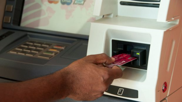 Srilankez jefuit în Galați de doi tineri. I-au furat telefonul și 7.800 lei de pe card