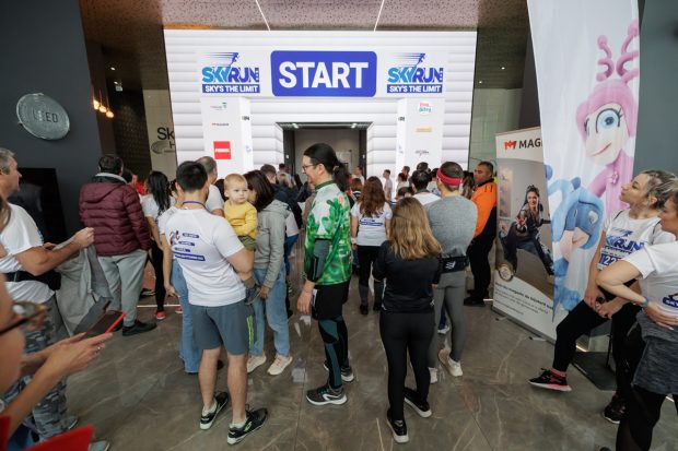 780 de oameni au urcat cele 620 de scări ale Sky Tower, cea mai înaltă clădire din București. Cel mai vârstnic participant a avut 77 de ani: „Merg la sală de cinci ori pe săptămână”