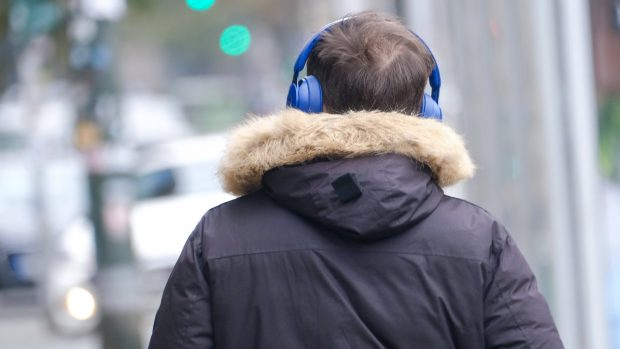 Manelele, muzica preferată de românii cu venituri mici și nivel minim de educație. „Merg ocazional la biserică și preferă să facă cumpărături în mall”