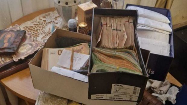 Managerul Ambulanței Dolj și socrul lui aveau 665.660 de euro cash în cutii de pantofi, acasă, când au fost reținuți pentru luare de mită