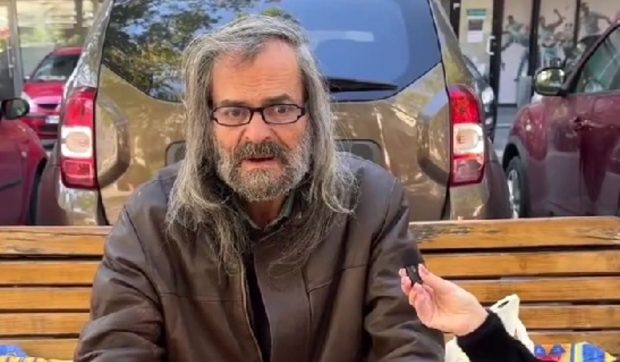 Un bărbat din București doarme pe o bancă din Piața Amzei. Și-a pierdut casa din cauza datoriei la întreținere