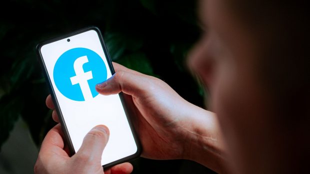 Un bărbat din Arad a promis iubire eternă, pe Facebook, unor femei, apoi le-a amăgit și le-a făcut să îi trimită mii de euro