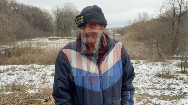 Un bărbat din Iași trăiește sub pământ, lângă pădurea Ciric. Are 14 copii, dar și-a găsit „colțul de liniște”