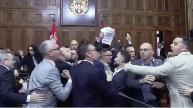 Bătaie generală în Parlamentul din Serbia între reprezentanții puterii și ai opoziției. „Aveți sânge pe mâini” | VIDEO