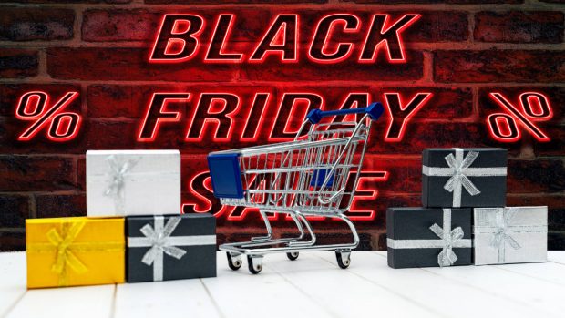 De Black Friday, mulți români cumpără produse de care nu au nevoie. Cumpărătorii compulsivi și fenomenul „FOMO”