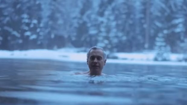 Călin Georgescu s-a filmat când făcea baie într-un lac de munte când afară erau -6 grade | VIDEO