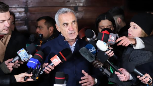 Călin Georgescu a chemat presa la poartă, dar a refuzat să răspundă la întrebări. Jurnaliștii: „Și Vladimir Putin răspunde”