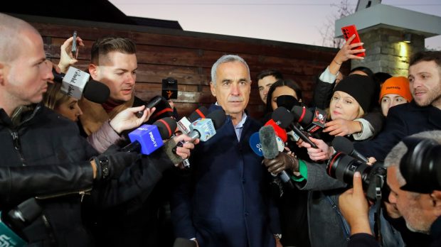 Minciunile lui Călin Georgescu cad ca popicele: de la falsa susținere primită de la „mâna dreaptă” a lui Donald Trump la colecția de partide a „independentului”