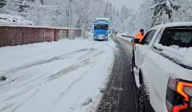 DN 1 între Brașov și Predeal a fost blocat de TIR-uri defecte sau fără anvelope de iarnă. Drumarii încearcă să deblocheze traficul cu mașinile de deszăpezire