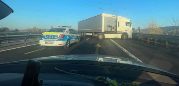 Șofer de TIR prins pe contrasens de poliție, pe A1, lângă Pitești, și pus să meargă cu spatele în direcția corectă | VIDEO
