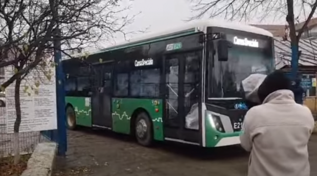 Sacii cu voturi, căraţi la renumărare cu autobuzele şi cărucioarele de cumpărături. La Ploiești, 8 saci au fost găsiți desigilați