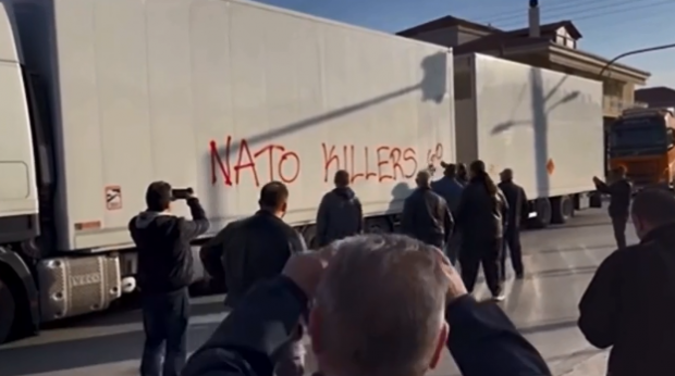 „Ucigași NATO, go home!”. Grecii au blocat un convoi cu arme pentru armata ucraineană | VIDEO