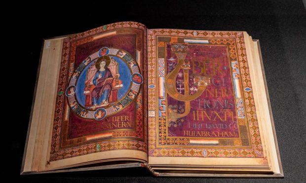 Celebrul manuscris Codex Aureus, scris cu litere de aur în urmă cu 1.200 de ani, expus public pentru prima dată în România 