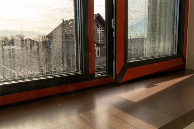 De ce transpiră geamurile termopan pe interior. Cum să previi asta
