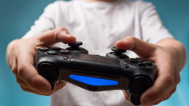 Un băiețel de 12 ani care se juca Playstation la miezul nopții a salvat 7 oameni, după o explozie, inclusiv pe tatăl lui, care e surd