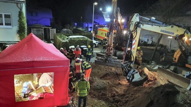 O mamă i-a cântat băiețelului ei de doi ani până a fost salvat dintr-o conductă îngustă, adâncă de 3 metri, din care a fost scos după aproape trei ore