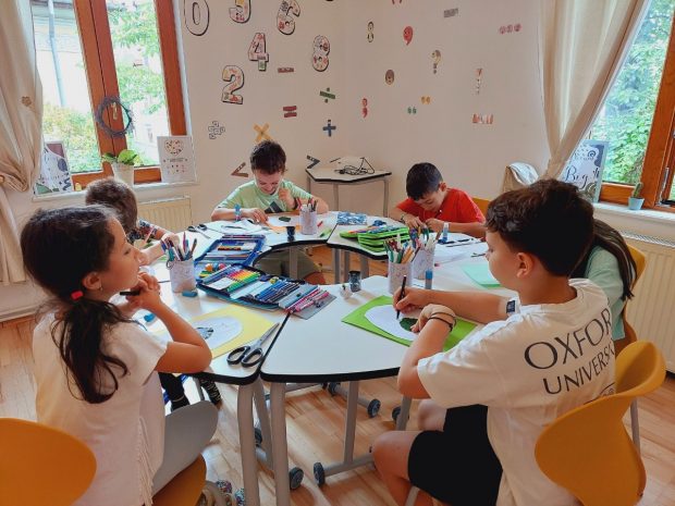 Descoperă școala care îmbină armonios elemente din pedagogia pozitivă în curriculumul național, unde copiii învață cu drag și fără presiune!