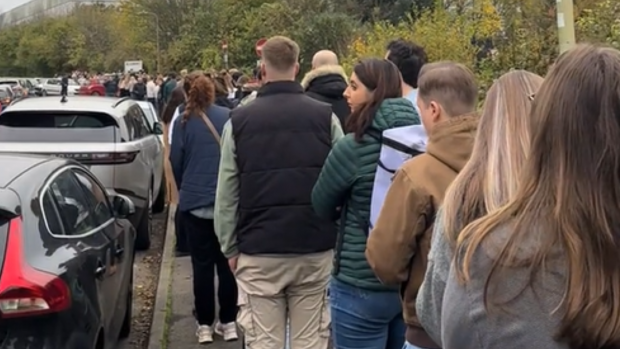 Cozi de kilometri la oale și tigăi cu reducere, în Anglia, unde a fost chemată poliția: „Primul venit, primul servit” | VIDEO